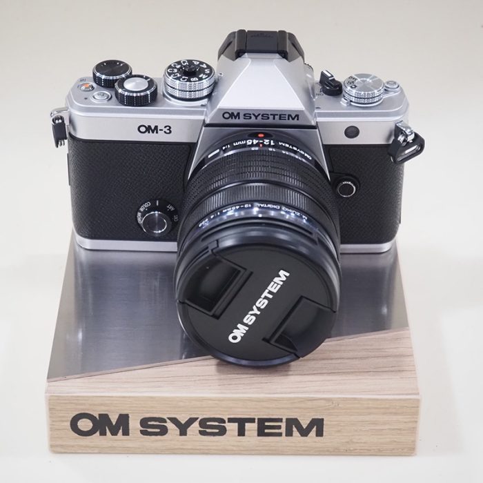 OM system OM3 corpo in kit con 12/45 f4 pro