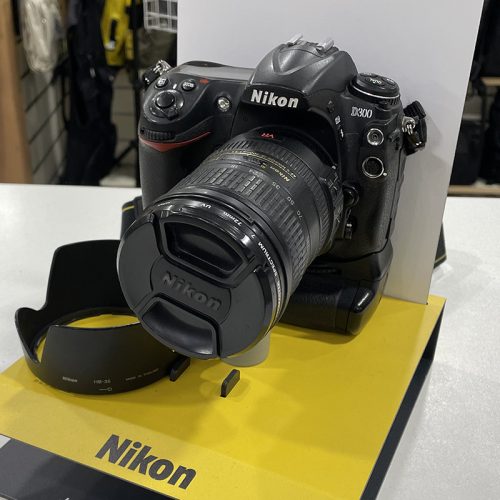 Nikon D300 con Obbiettivo 18/200vr e impugnatura mb d10