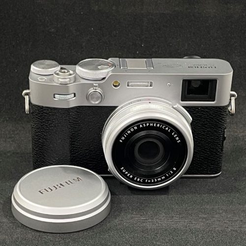 Fuji X100VI  compatta con sensore APS-C (1.5x) da 40.2 megapixels