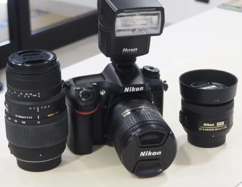 nikon d7100 in kit con 16/85 35 f1.8 70-300 flash